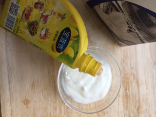 27、墨西哥薄脆饼配牛油果番茄莎莎,滴入适量柠檬汁，搅拌均匀就成酸奶油