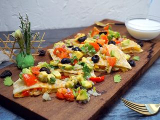 31、墨西哥薄脆饼配牛油果番茄莎莎,沾上酸奶油吃味道也不错哦