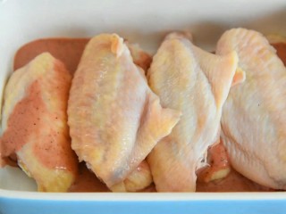 3、微波炉烤鸡翅—简单易学零失败的小零食,码入碗中，淋上酱汁。