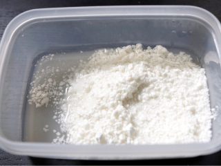 6、抹茶豆大福软欧,做求肥(糯米皮):糯米粉+白糖+水放进到塑料盒里。500W1分钟。