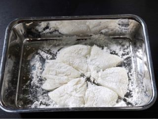 7、抹茶豆大福软欧,拿出来搅拌,再加热1分钟。拿出来把一半玉米淀粉放在浅盘上,把求肥拿出来,剩下的玉米淀粉撒一下分成6等分。