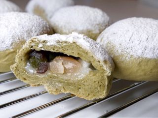 12、抹茶豆大福软欧,烘烤完成后,放在散热架上降温。温度合适时即可享用啦