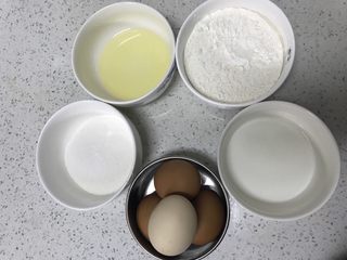 1、春暖花开~懒人奶油纸杯蛋糕约起来哦~,准备好所有材料