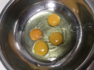 2、春暖花开~懒人奶油纸杯蛋糕约起来哦~,全蛋打入无油无水的盆中加入柠檬汁