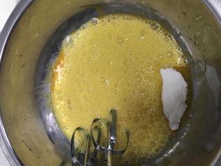 3、春暖花开~懒人奶油纸杯蛋糕约起来哦~,全蛋加入砂糖，分三次加入