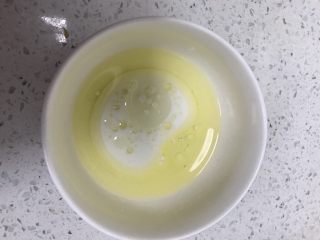 5、春暖花开~懒人奶油纸杯蛋糕约起来哦~,牛奶加入玉米油翻拌均匀