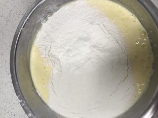 6、春暖花开~懒人奶油纸杯蛋糕约起来哦~,筛过低粉到面糊用刮刀翻拌均匀