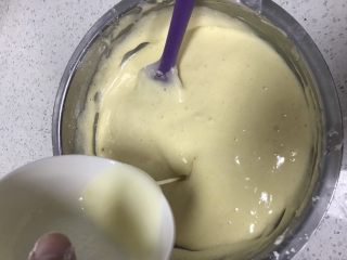 7、春暖花开~懒人奶油纸杯蛋糕约起来哦~,面糊继续加入和好的牛奶和玉米油搅拌均匀。