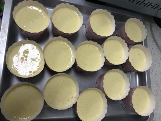 8、春暖花开~懒人奶油纸杯蛋糕约起来哦~,用勺子或者裱花袋装入面糊，挤入模具纸杯即可。