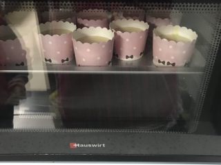 9、春暖花开~懒人奶油纸杯蛋糕约起来哦~,送入预热好的烤箱，150度30分钟左右，根据自己家烤箱脾气。