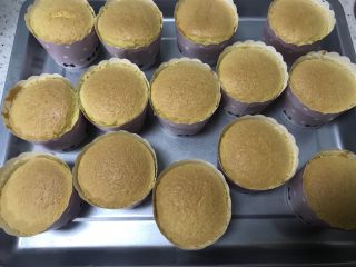 10、春暖花开~懒人奶油纸杯蛋糕约起来哦~,出炉晾晾就可以裱奶油了。