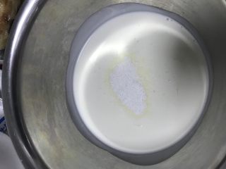 11、春暖花开~懒人奶油纸杯蛋糕约起来哦~,淡奶油加入糖粉