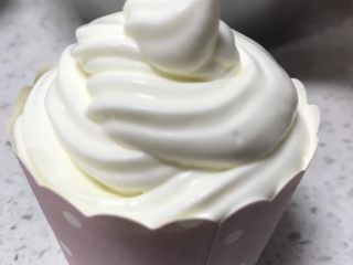 12、春暖花开~懒人奶油纸杯蛋糕约起来哦~,奶油装入裱花袋直接挤入蛋糕杯。