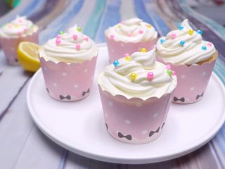 13、春暖花开~懒人奶油纸杯蛋糕约起来哦~,最后撒上自己喜欢的装饰珍珠豆