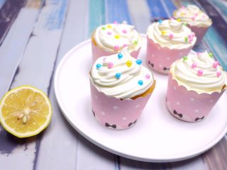 15、春暖花开~懒人奶油纸杯蛋糕约起来哦~,忍不住吃了两个