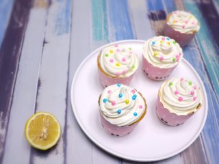 17、春暖花开~懒人奶油纸杯蛋糕约起来哦~,甜度合适