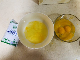 1、蛋糕????,准备两个碗，稍微大一些，五个鸡蛋，一袋牛奶，蛋清蛋黄分离