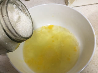 6、蛋糕????,蛋清中加入白糖，其实绵白糖更好一些容易化开