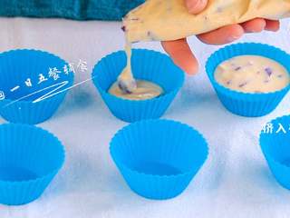 3、宝宝快手蛋糕,放入裱花袋挤入模具中，放裱花袋中是想方便的直接挤挤挤，不会弄到桌上和模具边，没有可以省略放进裱花袋中。