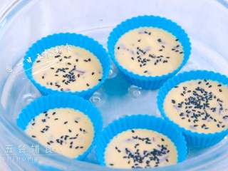 4、宝宝快手蛋糕,表面撒上黑芝麻。
