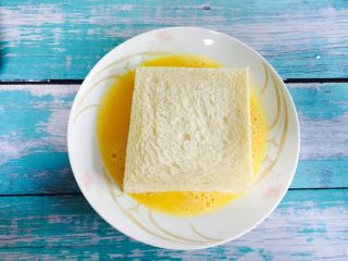 9、爆浆芒果酸奶吐司,将吐司裹满蛋液,吐司的四边也要裹上蛋液