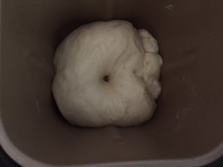 4、黄油面包卷,发酵到手指戳动不明显回缩。时间和温度有关。（现在室温32度，发了40分钟）