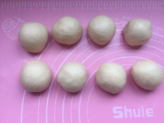 9、黄油面包卷,排排坐，松弛8--10分钟。（用手指轻按面团，面团有个浅浅的印，表示松弛好了）
