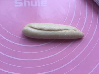 12、黄油面包卷,如图卷起，封口捏紧，一头尖，一头粗。