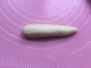 13、黄油面包卷,稍微搓搓，搓成这样的造型。