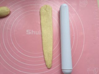 16、黄油面包卷,上面擀开后，再往下面擀开，最后如图。长长的雨滴状！（最宽处不超过4cm）