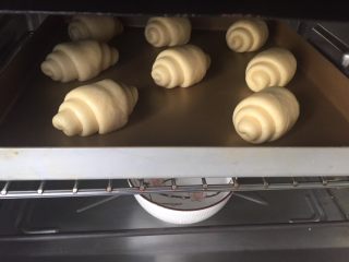 18、黄油面包卷,放入烤箱，烤箱底放碗热水保湿。关门，室温发酵。