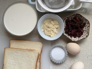1、吐司布丁,材料备好