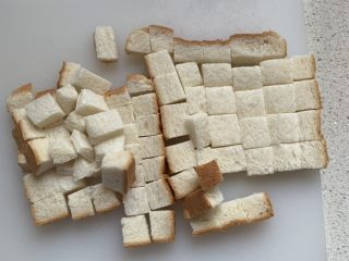 2、吐司布丁,吐司切丁