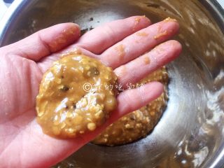 11、葡萄干燕麦脆饼,手上沾点干粉，取适量面团，先搓成圆球学形再按扁，放入烤盘中