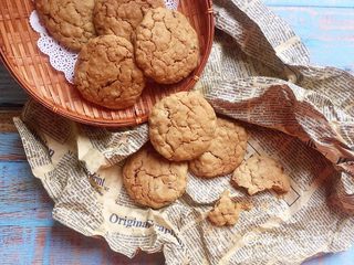 12、葡萄干燕麦脆饼,预热烤箱后，170度，烤20分钟左右（具体时间、温度请根据自家烤箱灵活设定）