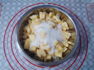 4、自制苹果酱,苹果里撒入50克白砂糖，盖上保鲜膜放冰箱冷藏一个晚上（如果白天做放2小时就可以了）