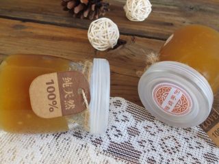 12、自制苹果酱,放凉后装瓶，装果酱的瓶子一定要用开水烫过，滤干水再装