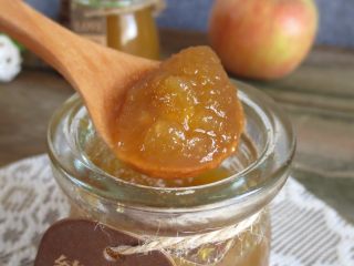 14、自制苹果酱,酸甜可口的苹果酱，抹在面包上完美搭配