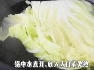 1、玲珑剔透翡翠白云卷，既好吃造型也美观。,将白菜叶整片剥下，放入锅中煮开，放入大白菜烫熟