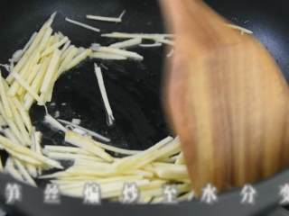 3、玲珑剔透翡翠白云卷，既好吃造型也美观。,油至6成热，倒入笋丝清炒