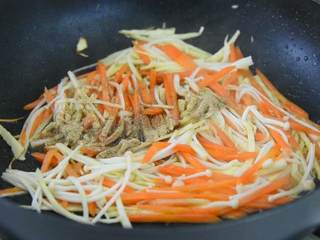 5、玲珑剔透翡翠白云卷，既好吃造型也美观。,加入生抽、白胡椒粉、盐、糖、鸡精