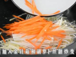 6、玲珑剔透翡翠白云卷，既好吃造型也美观。,翻炒均匀盛出