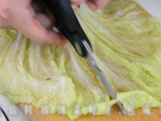 7、玲珑剔透翡翠白云卷，既好吃造型也美观。,去除菜梗留菜叶对半分开