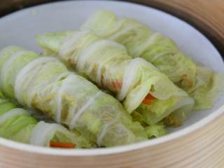 8、玲珑剔透翡翠白云卷，既好吃造型也美观。,把馅料放到菜叶上，包成菜卷，移入蒸锅蒸5分钟