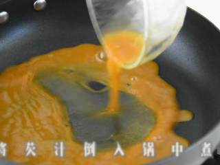 9、玲珑剔透翡翠白云卷，既好吃造型也美观。,将勾芡汁倒入锅中煮开