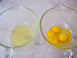 3、棉花纸杯蛋糕,鸡蛋是这样分配的：3个蛋清，3个蛋黄和1个全蛋，这样分别分离好备用
