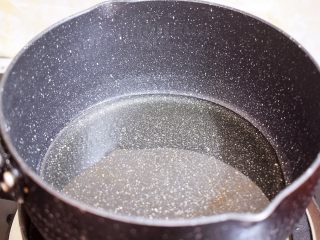 4、棉花纸杯蛋糕,玉米油倒入奶锅中煮沸关火（就是煮得快要冒烟的时候）