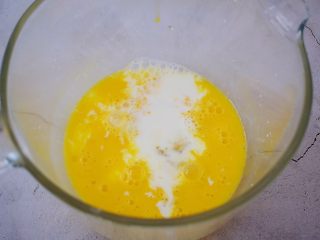 8、棉花纸杯蛋糕,加入牛奶搅拌均匀