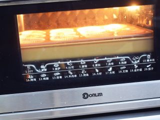 20、棉花纸杯蛋糕,放入预热好的烤箱，上下火150度，用水浴法中层烤50-60分钟