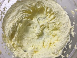 2、宝宝零食系列～芝麻酥饼干,黄油软化后加入糖粉打发至发白细腻的状态